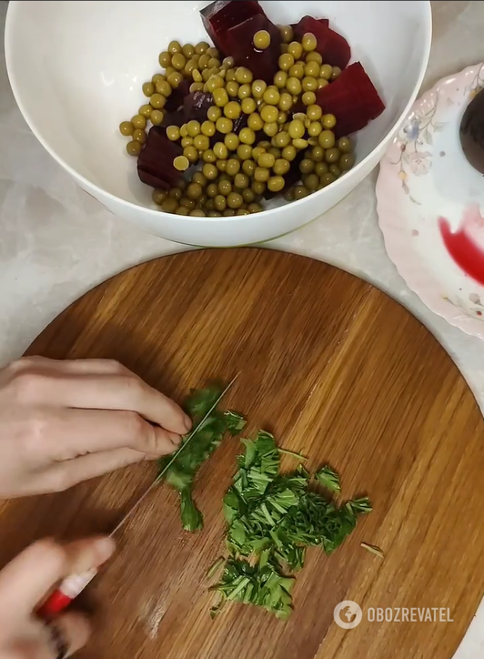 Light salad with beets and green peas: prepared without mayonnaise