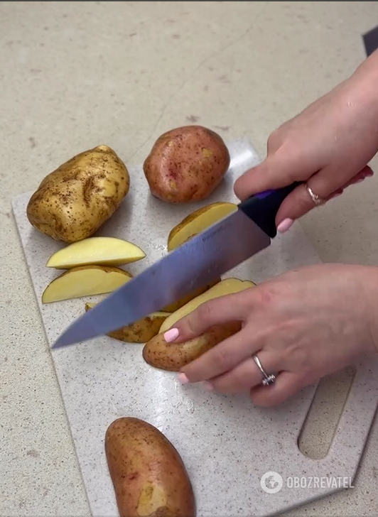 Crispy baked potatoes with a crust: when to add spices correctly