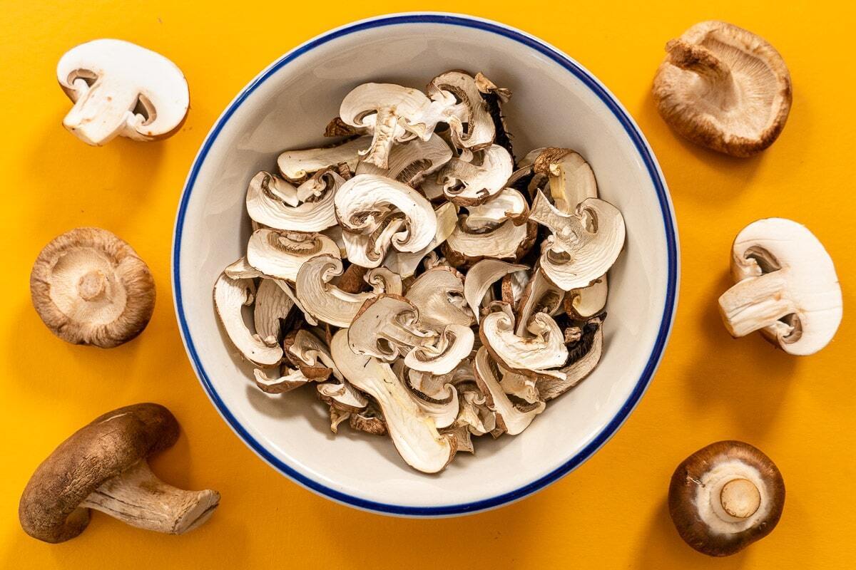 How to properly dry mushrooms: several ways to harvest for the winter