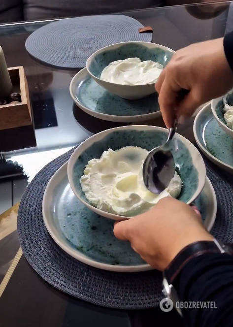 How they prepare scrambled eggs in Turkey: with yogurt and sesame seeds