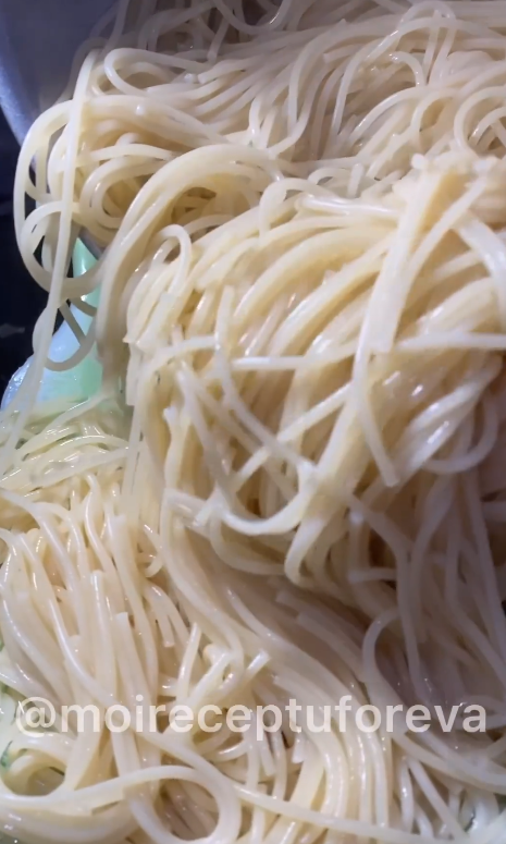 A universal pasta sauce in a matter of minutes: what to prepare it from