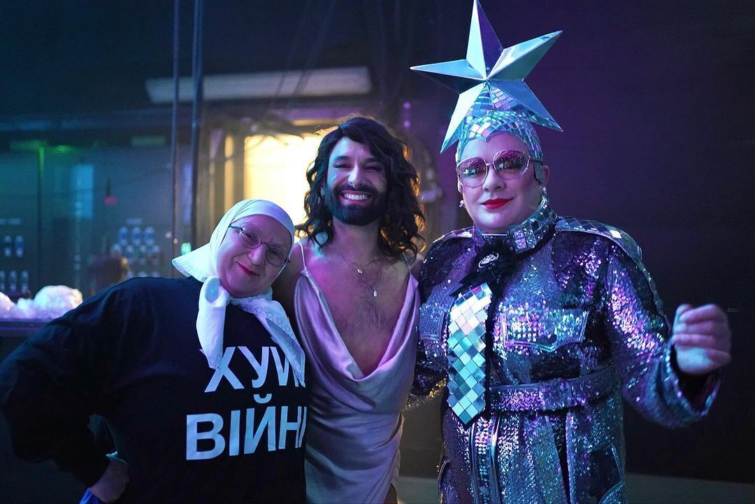 Thousands of people shouted ''Russia goodbye, Glory to Ukraine!'' Verka Serdiuchka made a powerful show in Amsterdam. Photo and video