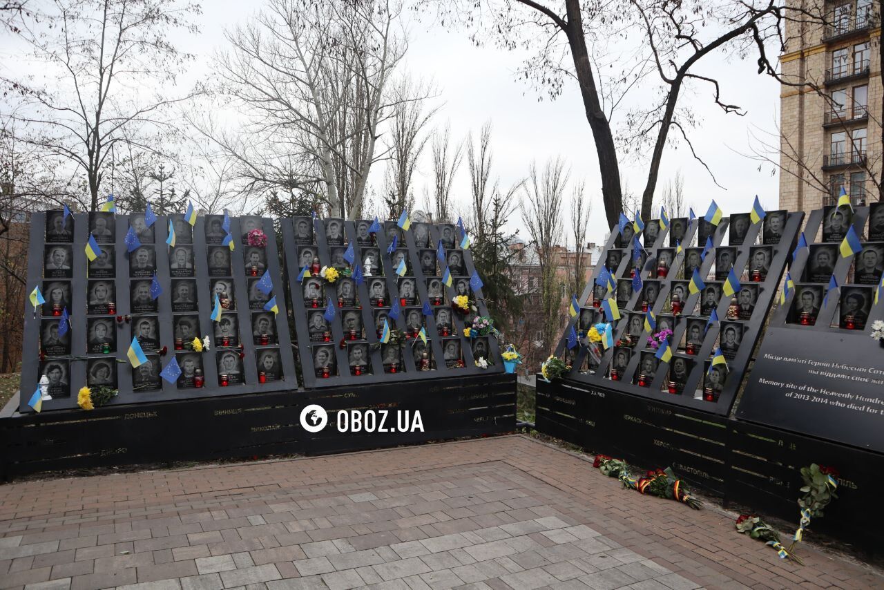 Ludzie niosą kwiaty i zapalają znicze: w Kijowie uczczono bohaterów, którzy zginęli podczas Rewolucji Godności. Zdjęcie