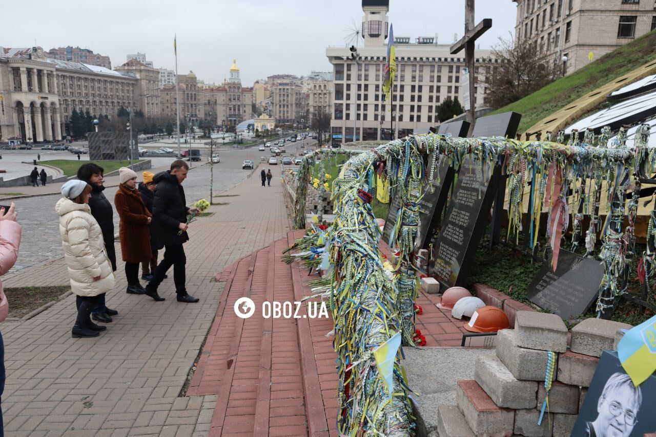 Ludzie niosą kwiaty i zapalają znicze: w Kijowie uczczono bohaterów, którzy zginęli podczas Rewolucji Godności. Zdjęcie
