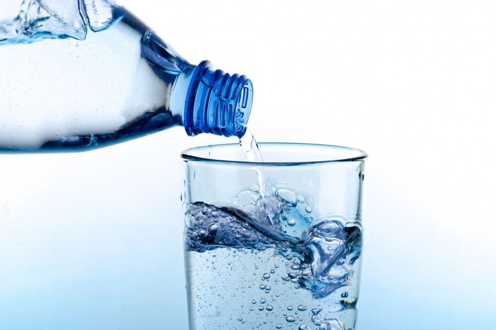 Co się stanie, jeśli codziennie będziesz pić wodę gazowaną: trzy konsekwencje mogą Cię nieprzyjemnie zaskoczyć