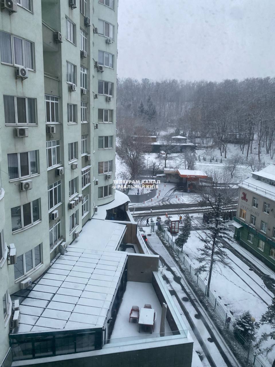 Real winter comes to Kyiv: roads covered with snow, drivers warned of ice. Photo and video