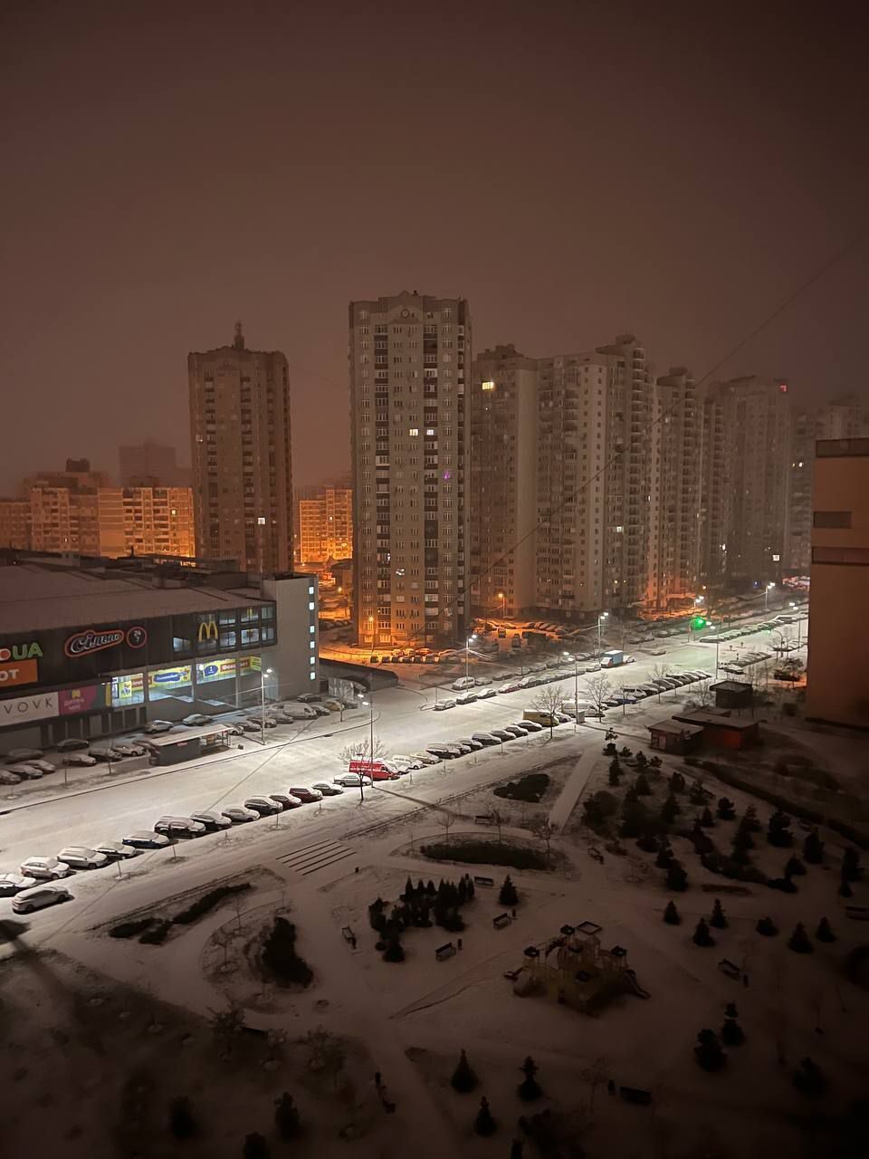 Real winter comes to Kyiv: roads covered with snow, drivers warned of ice. Photo and video