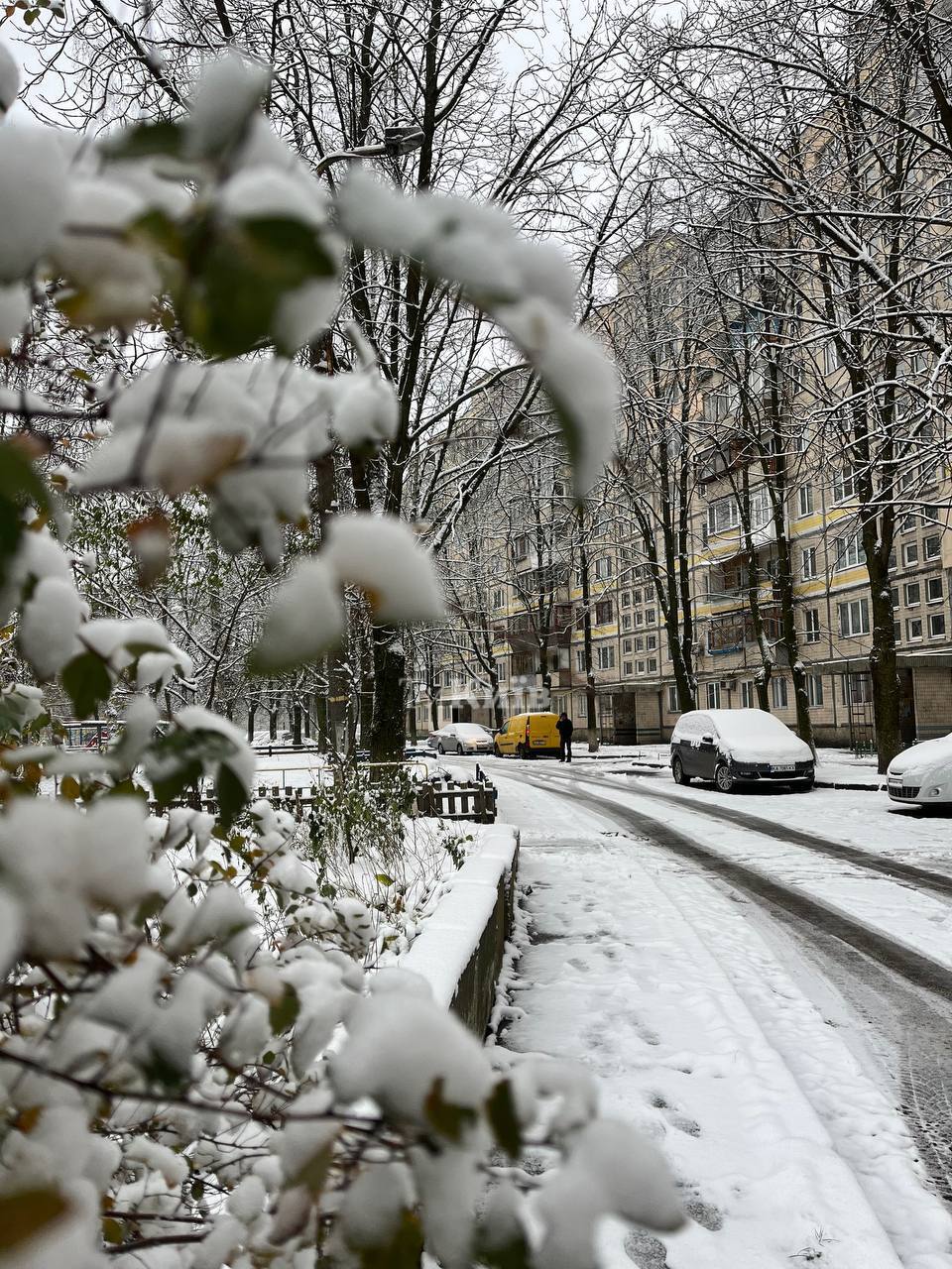 Real winter comes to Kyiv: roads covered with snow, drivers warned of ice. Photo and video