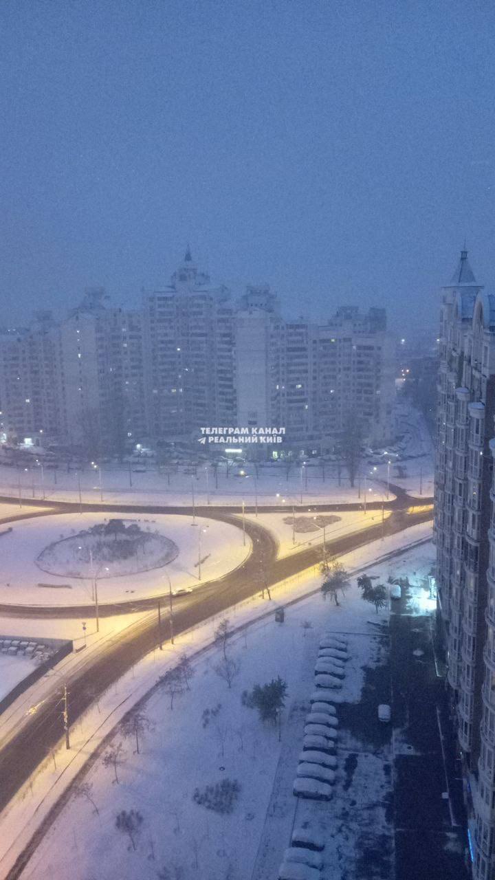 Real winter comes to Kyiv: roads covered with snow, drivers warned of ice. Photo and video