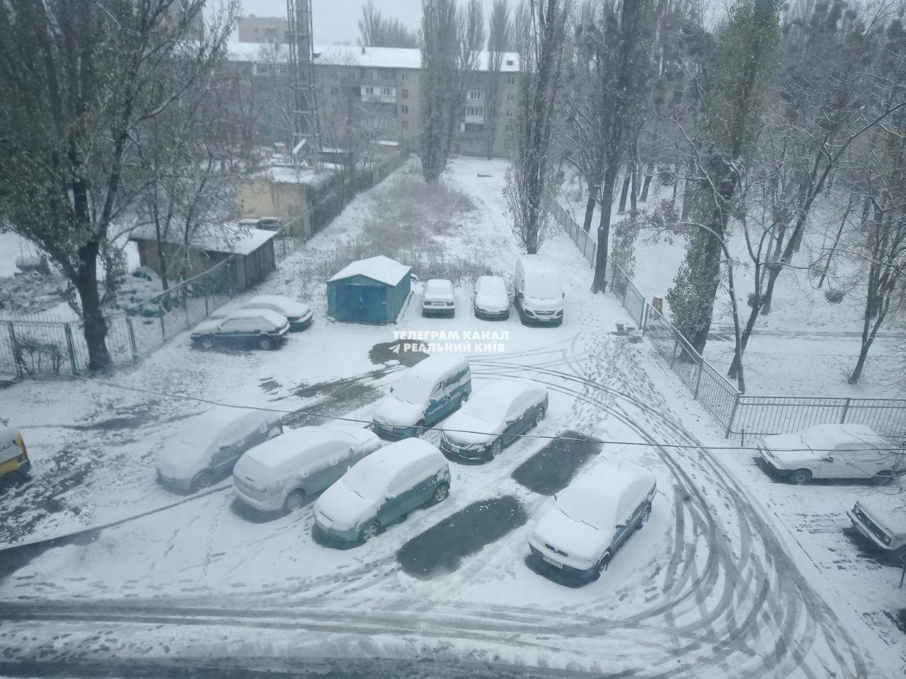 Real winter comes to Kyiv: roads covered with snow, drivers warned of ice. Photo and video