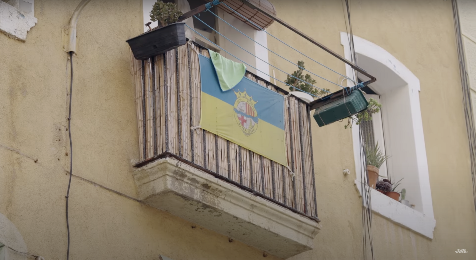 It has nothing to do with Ukraine: why many Barcelona residents hang blue and yellow flags on their balconies