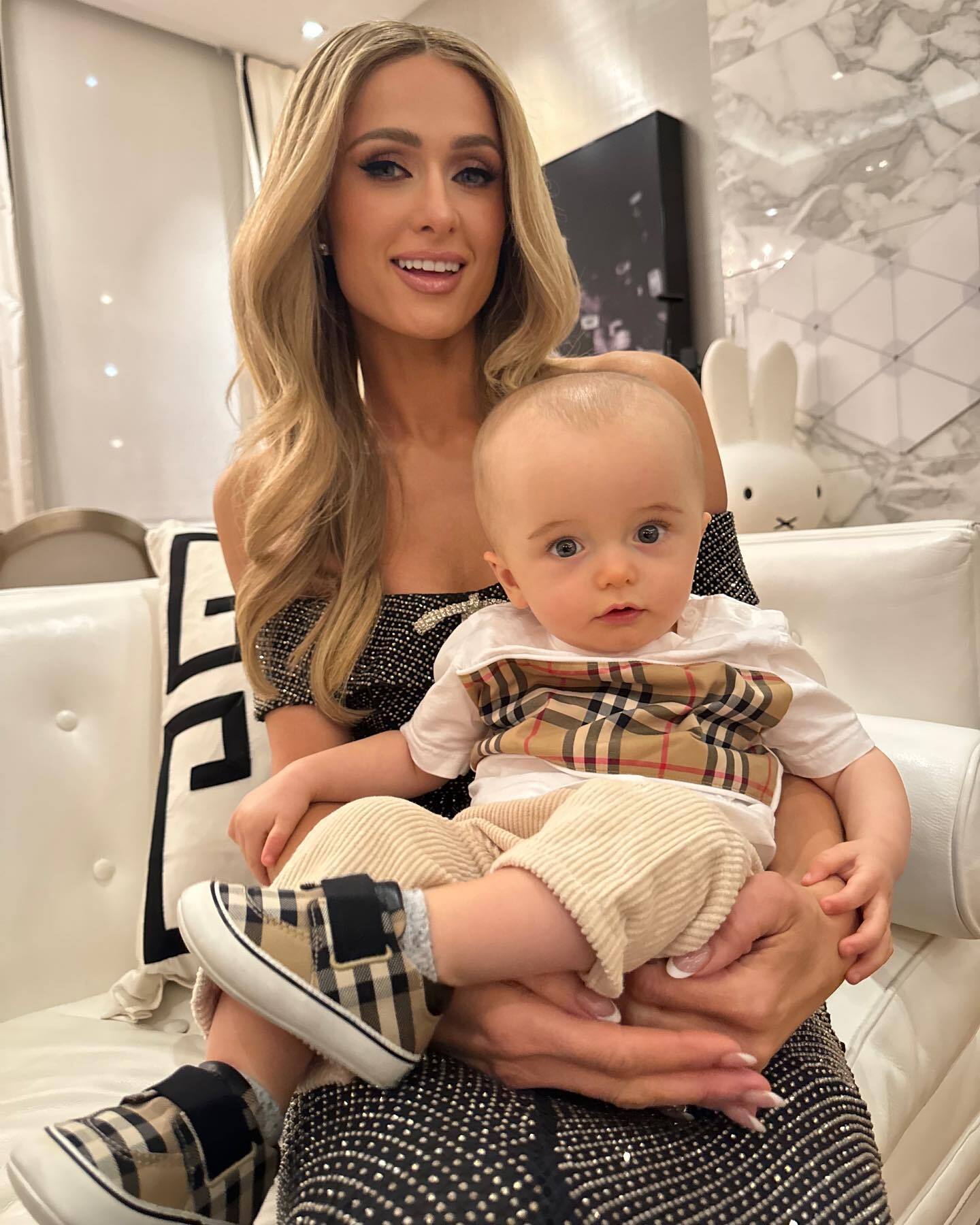 Paris Hilton, która kiedyś przestraszyła fanów zdjęciem swojego 11-miesięcznego syna, po raz drugi została mamą