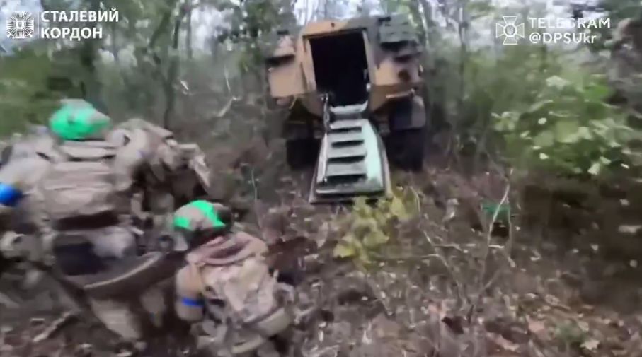 Ukrainian border guards have advanced deep into the enemy's defenses and occupied forward positions on the Svatovo direction. Video