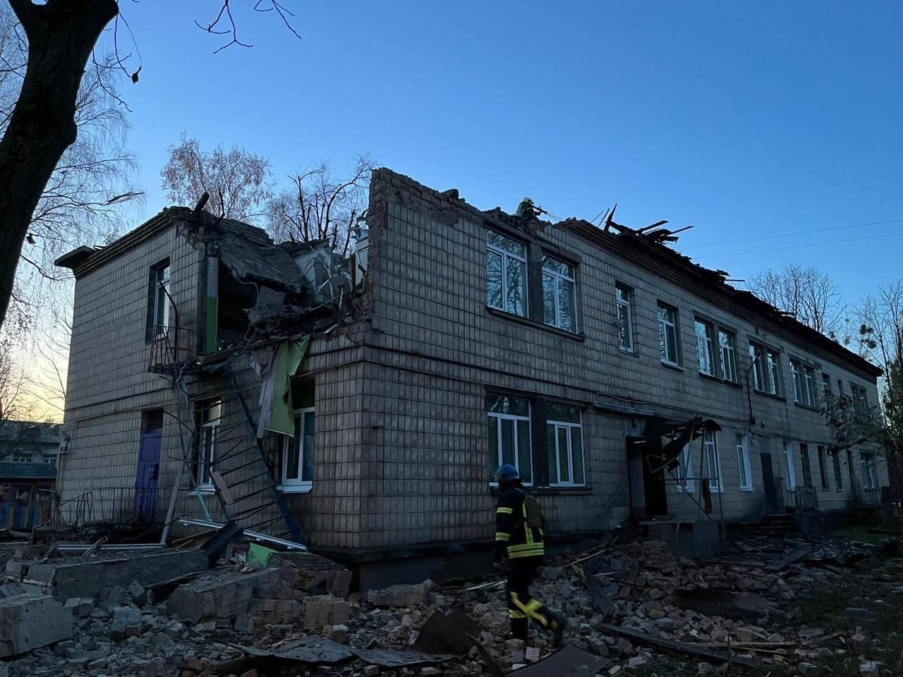 ''Przykro nam, że nie mogliśmy go uratować'': wojskowi poruszeni reakcją na zniszczone przez Rosję przedszkole w Kijowie. Wideo