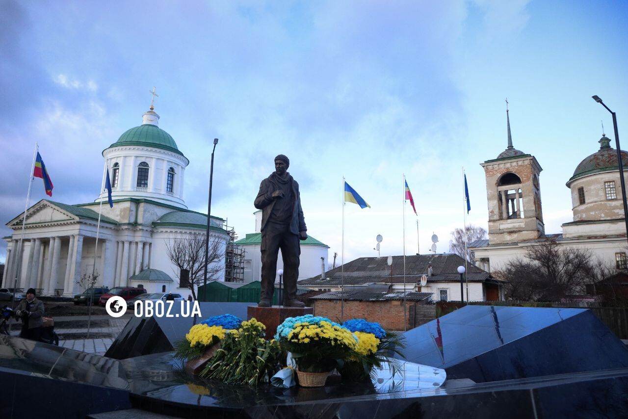 W Niżynie odsłonięto pomnik Bohatera Macijewskiego, który został zabity przez Rosjan po tym, jak powiedział ''Chwała Ukrainie!''. Ekskluzywny materiał filmowy