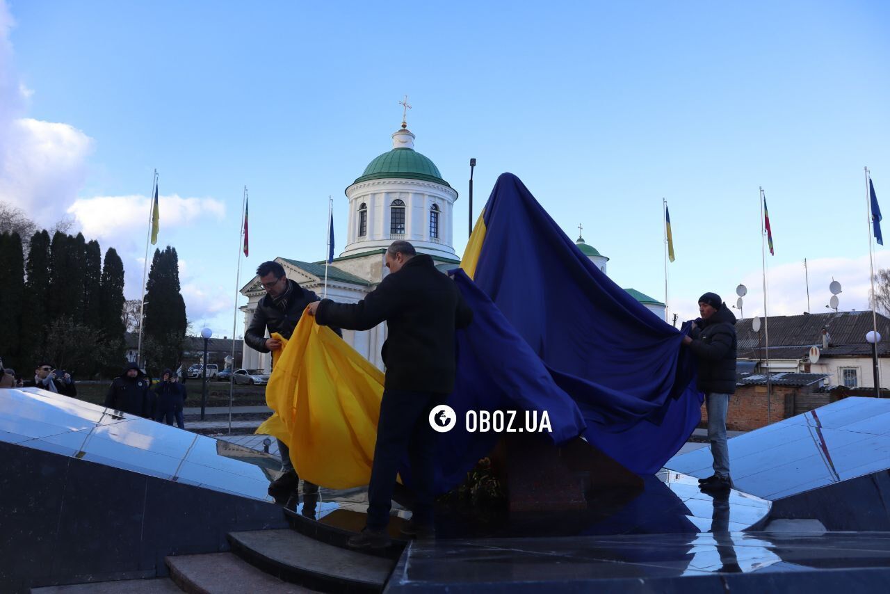 W Niżynie odsłonięto pomnik Bohatera Macijewskiego, który został zabity przez Rosjan po tym, jak powiedział ''Chwała Ukrainie!''. Ekskluzywny materiał filmowy