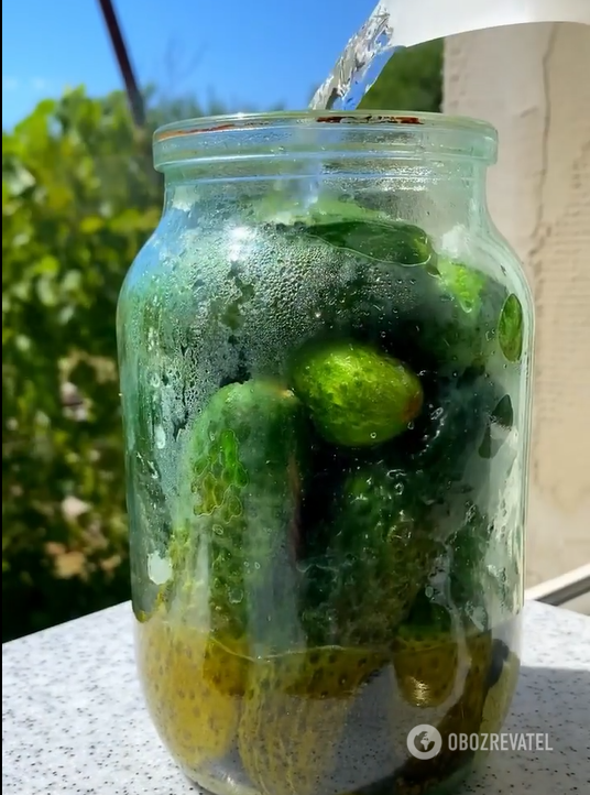 How to pickle cucumbers for the winter using dry sterilization method