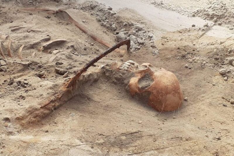 In Poland, the remains of a 17th-century female ''vampire'' were found: with a sickle around her neck and a lock on her big toe. Photo.