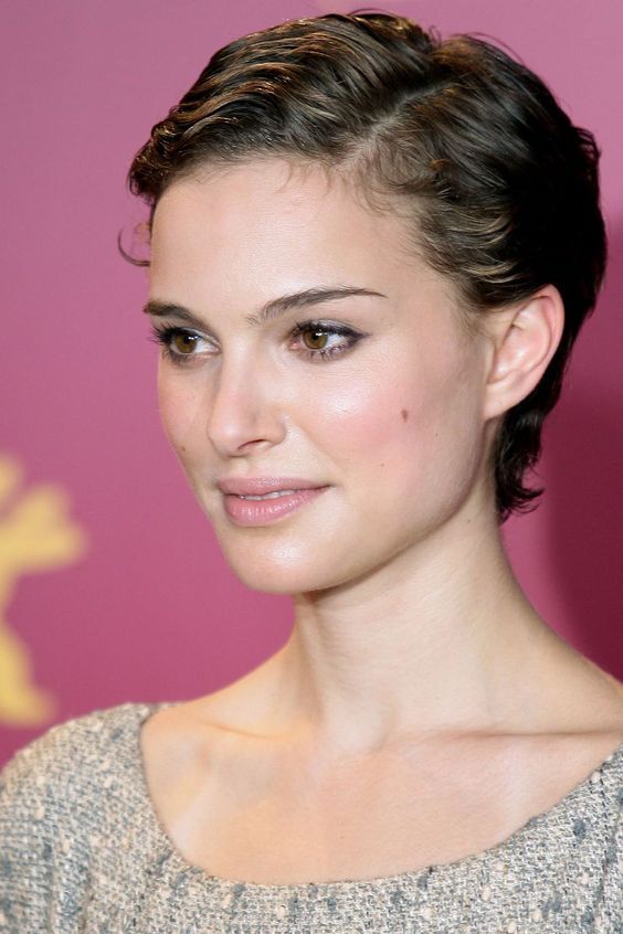 What haircuts and hairstyles are perfect for a high forehead: a selection of the best options with and without bangs