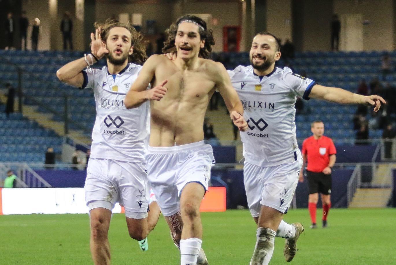 Georgian football player scored a fantastic goal from his own half of the field in the championship match. Video