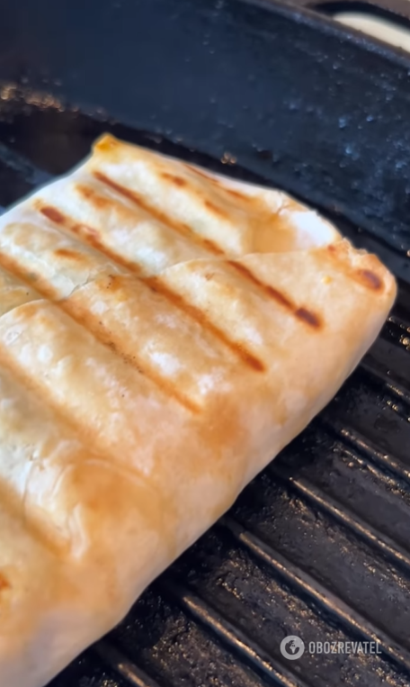 Basic pita bread roll for a hearty breakfast: with meat and vegetables