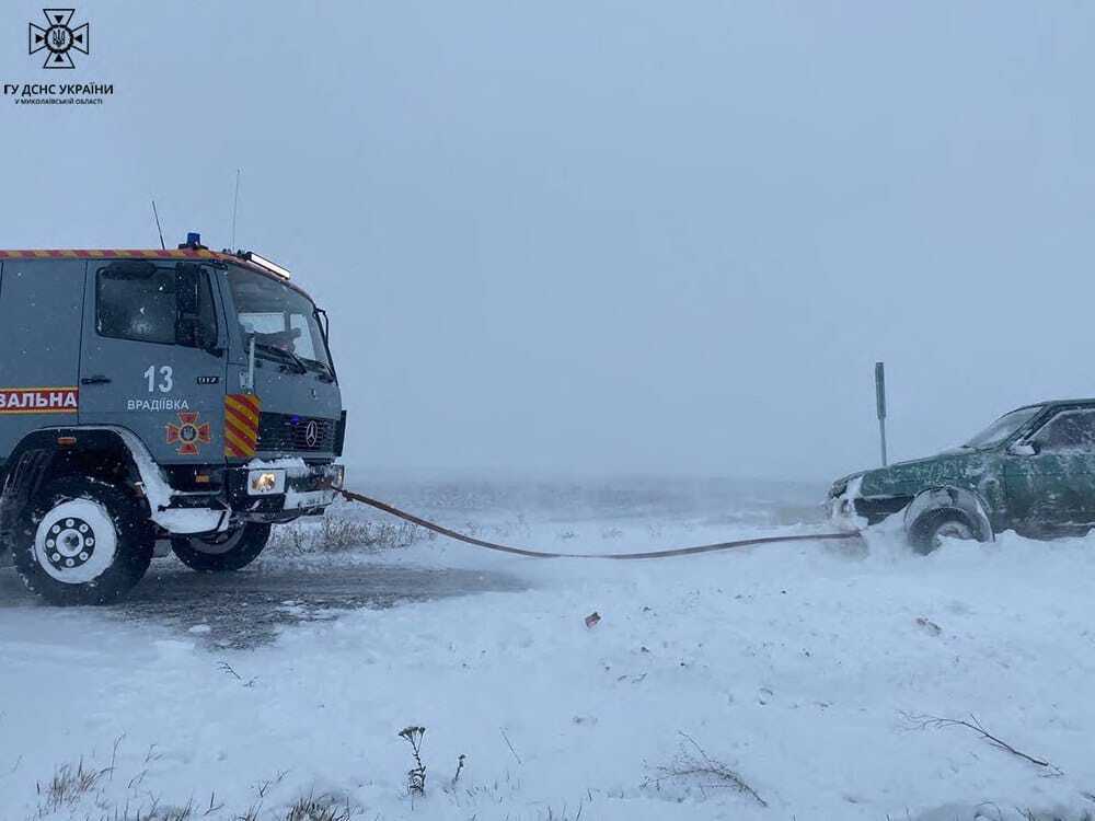Ratownicy są zmuszeni do korzystania z transporterów opancerzonych, ponieważ na Ukrainie szaleją trudne warunki pogodowe, blokując autostrady. Zdjęcia