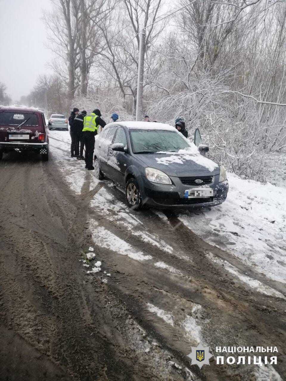 Ratownicy są zmuszeni do korzystania z transporterów opancerzonych, ponieważ na Ukrainie szaleją trudne warunki pogodowe, blokując autostrady. Zdjęcia
