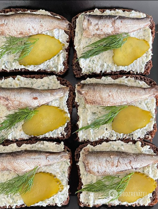 What a delicious appetizer with sprats to cook for the New Year: we share an idea