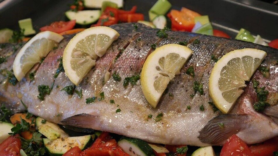 Fish with spices and lemon