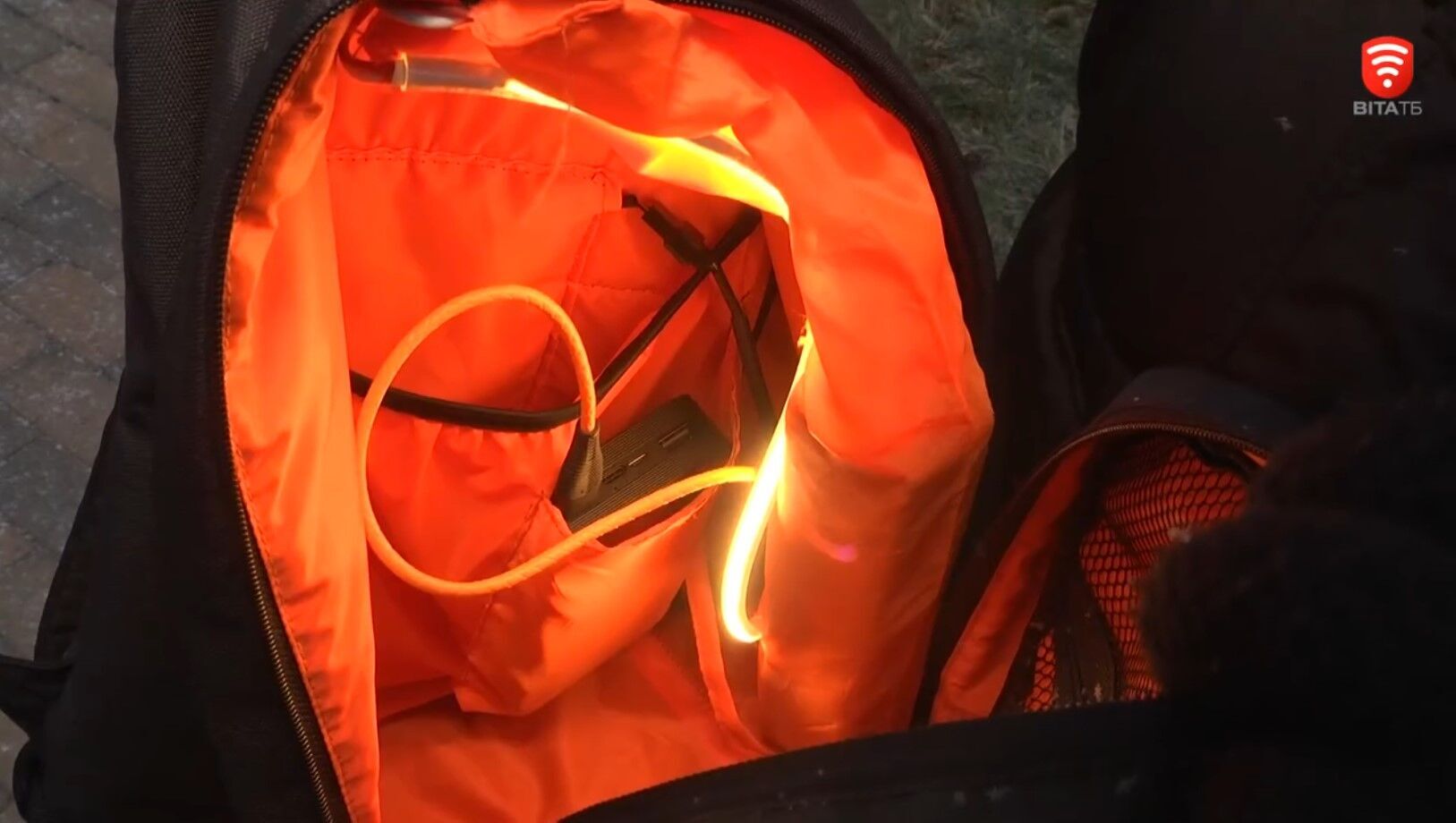W Winnicy student opracował inteligentny plecak, który waży rzeczy i uruchamia alarm w przypadku kradzieży. Wideo