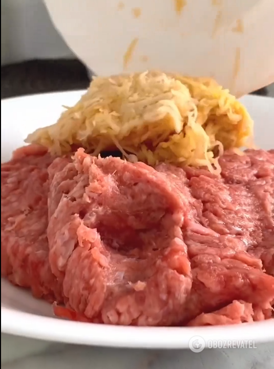 Co ugotować z mięsa mielonego na obiad: najbardziej udany przepis na kotlety w piekarniku