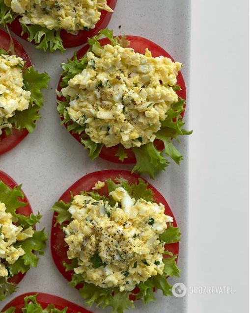 Tomatoes with garlic and cheese: perfect appetizer to make for the holidays