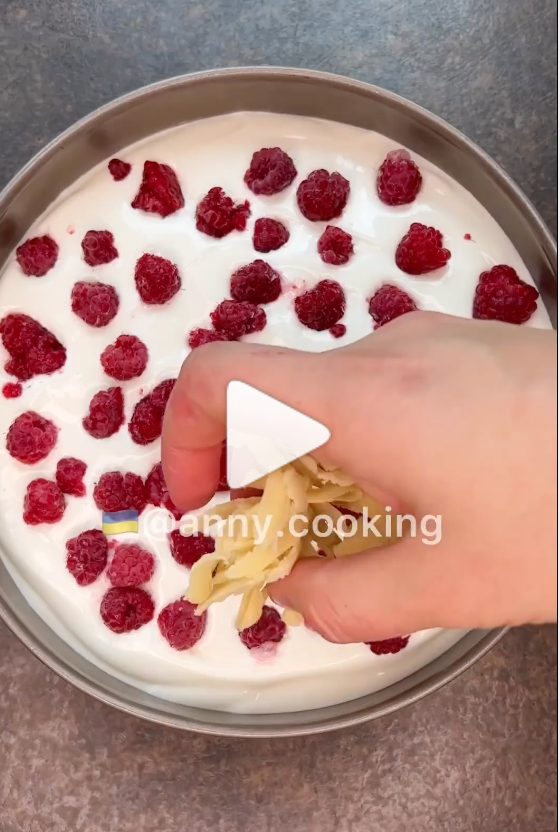 Cooking cheesecake with raspberries