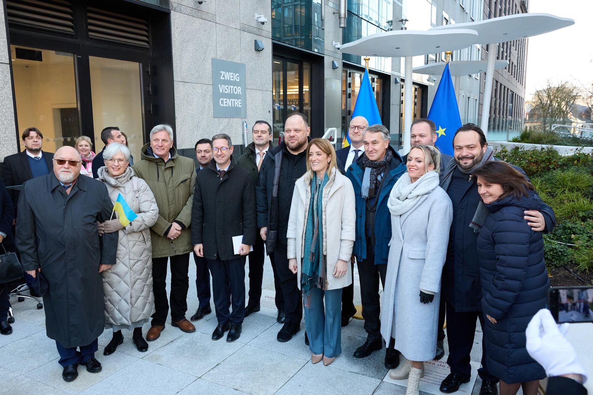 Na znak poparcia dla Ukrainy: przed Parlamentem Europejskim posadzono krzew kaliny. Zdjęcie