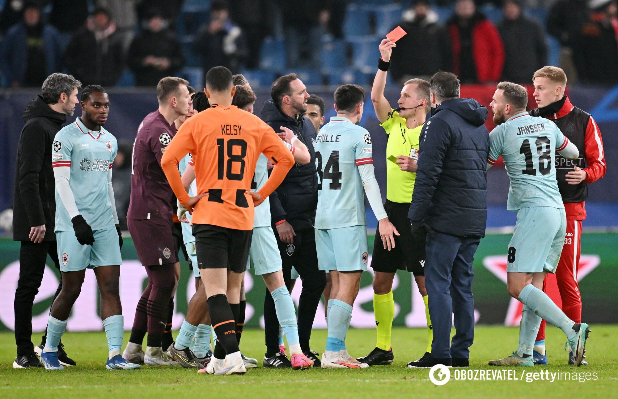 ''Co robił sędzia VAR?'': Trener Antwerpii Marco van Bommel wściekły po ostatnim meczu z Szachtarem