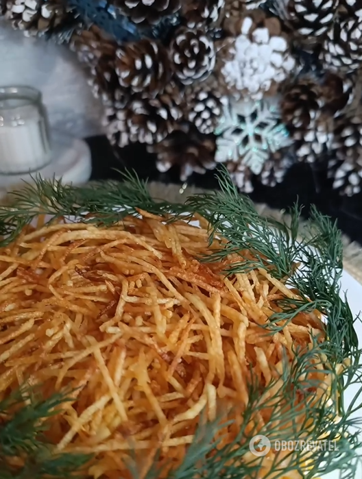 Sałatka noworoczna z chrupiącymi słomkami ziemniaczanymi: jak gotować