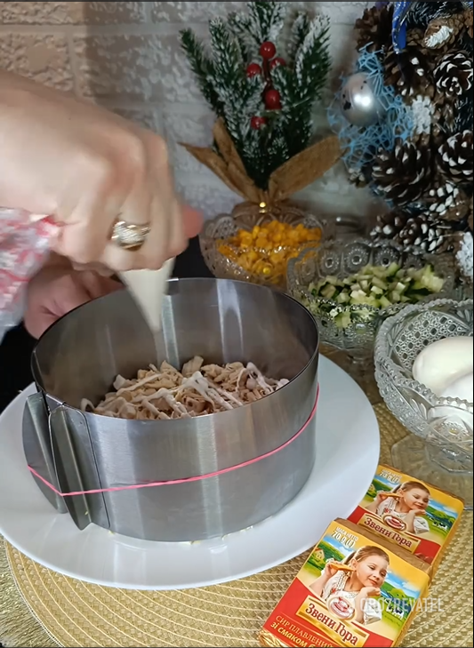Sałatka noworoczna z chrupiącymi słomkami ziemniaczanymi: jak gotować
