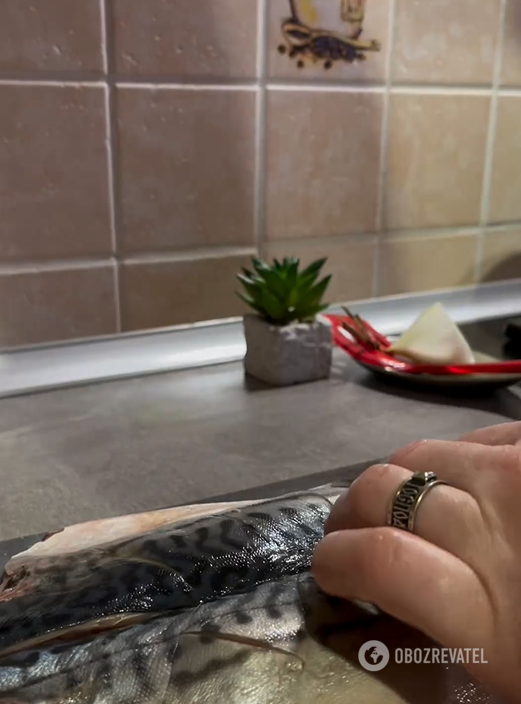 Juicy mackerel on a vegetable ''pillow'': how to cook