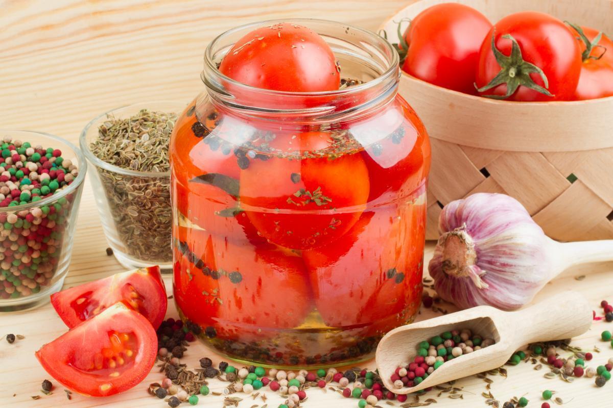 What to do to prevent tomatoes in a jar from cracking: simple methods