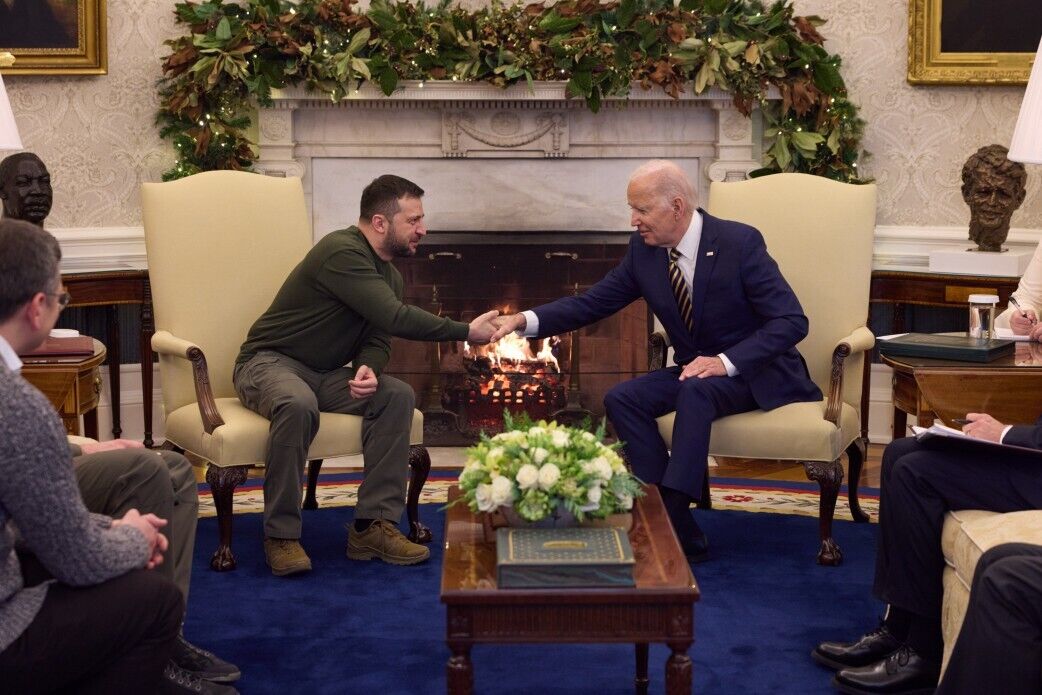 Biden w niebiesko-żółtym krawacie i Zełenski w khaki: co symbolizowały wizerunki prezydentów Stanów Zjednoczonych i Ukrainy