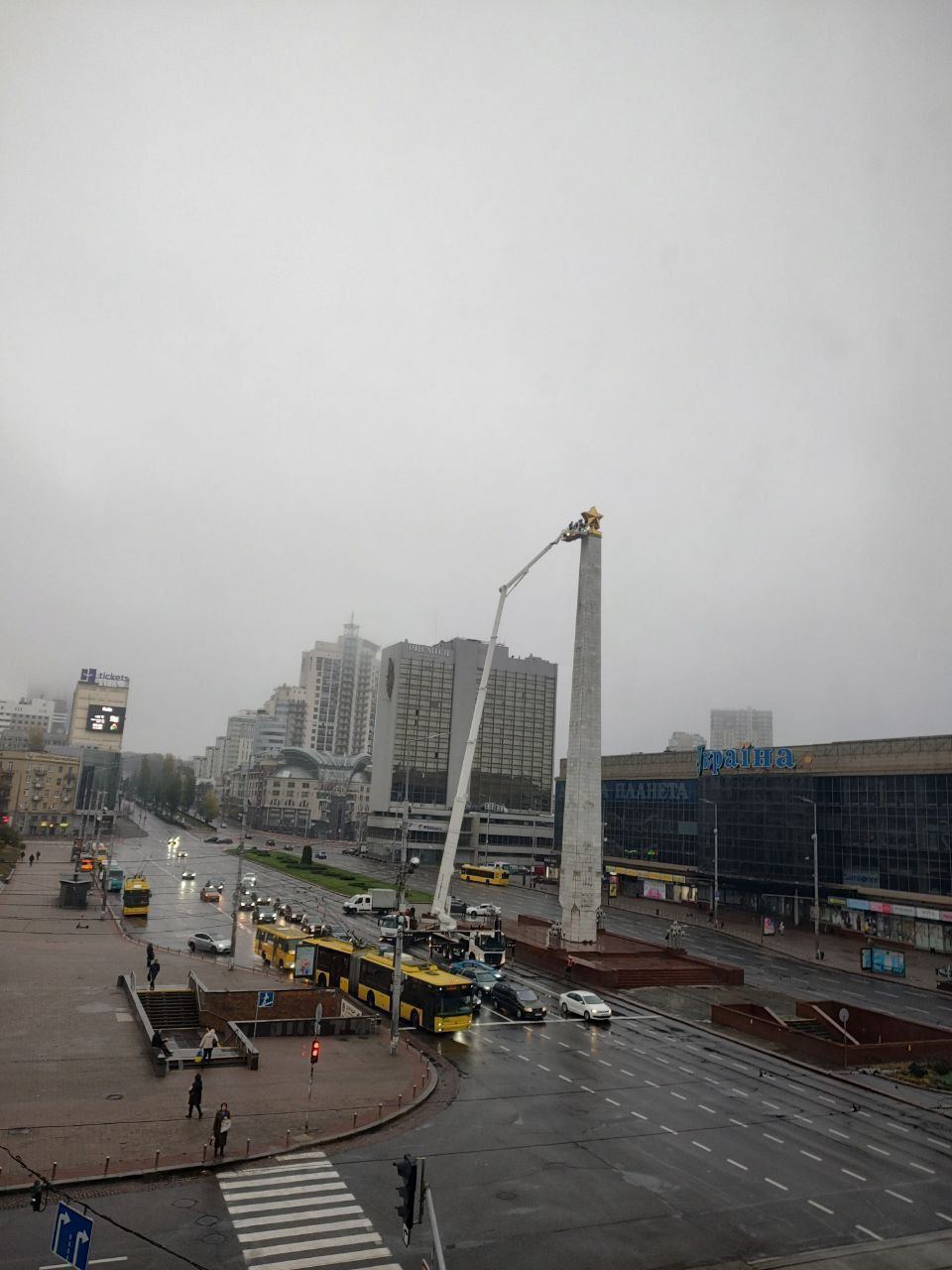 The dismantling of the Soviet star begins on Halytska Square in Kyiv. Photo and video