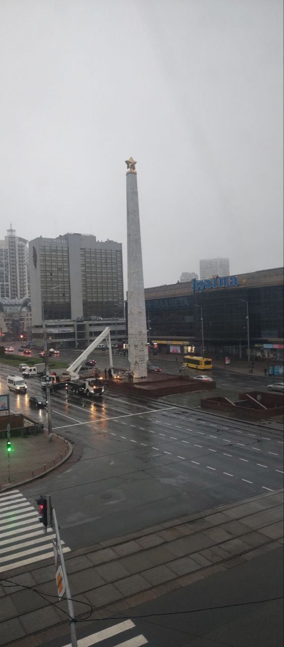 The dismantling of the Soviet star begins on Halytska Square in Kyiv. Photo and video