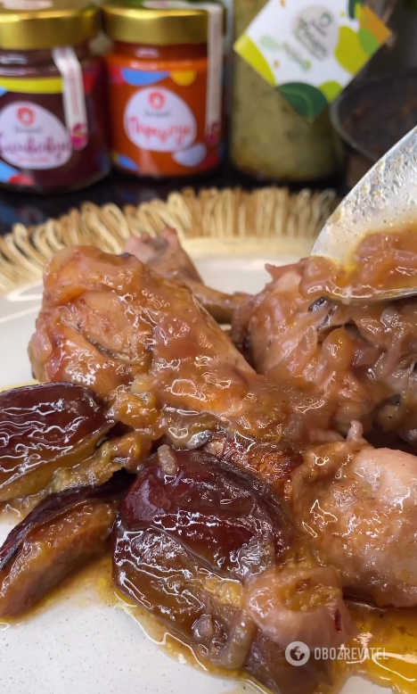 Juicy chicken drumsticks with plums: just melt in your mouth