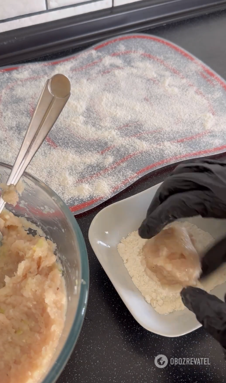 Versatile chicken meatballs for any porridge and pasta that are cooked in a frying pan