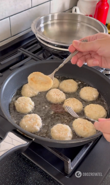 Versatile chicken meatballs for any porridge and pasta that are cooked in a frying pan