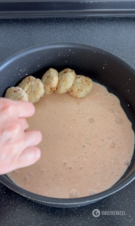 Versatile chicken meatballs for any porridge and pasta that are cooked in a frying pan