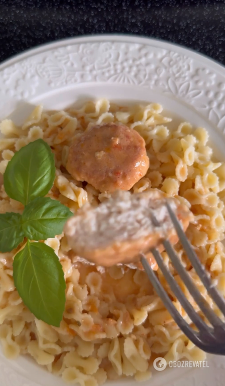 Versatile chicken meatballs for any porridge and pasta that are cooked in a frying pan