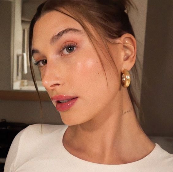 Glowing skin and ''glossy'' lips: five secrets of clean girl makeup, which conquered fashionistas around the world. Photo