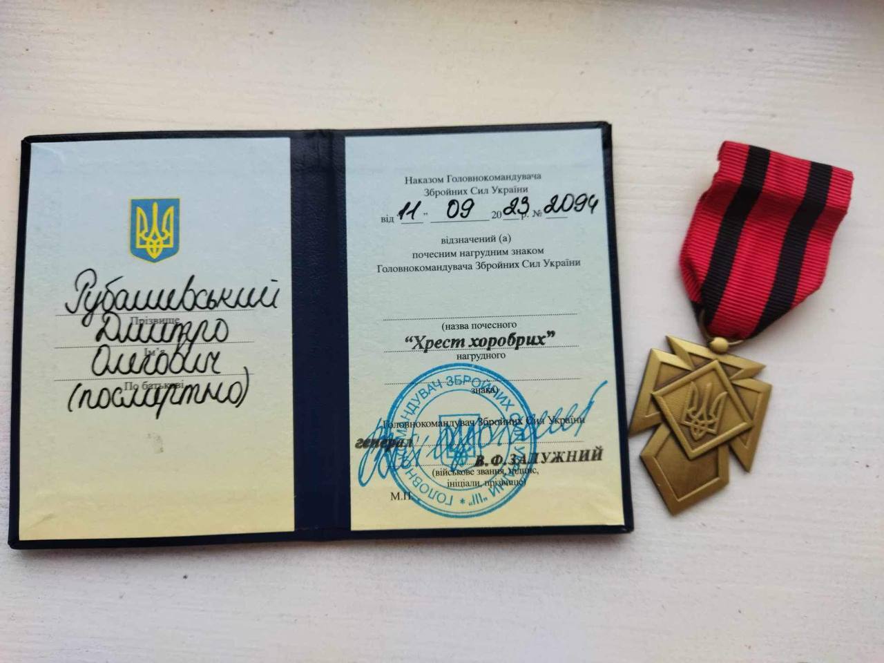 Młoda córka ochotnika z Białorusi, który zginął na Ukrainie, otrzymała od Załużnego Krzyż Walecznych. Zdjęcie