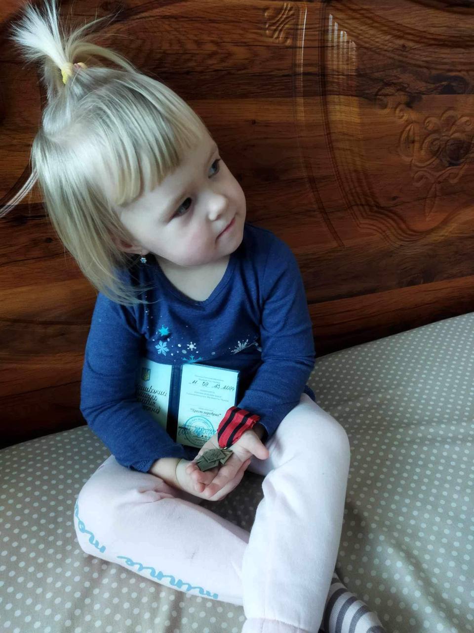 The little daughter of a volunteer from Belarus who died in Ukraine received the ''Cross of the Brave'' from Zaluzhnyi. Photo